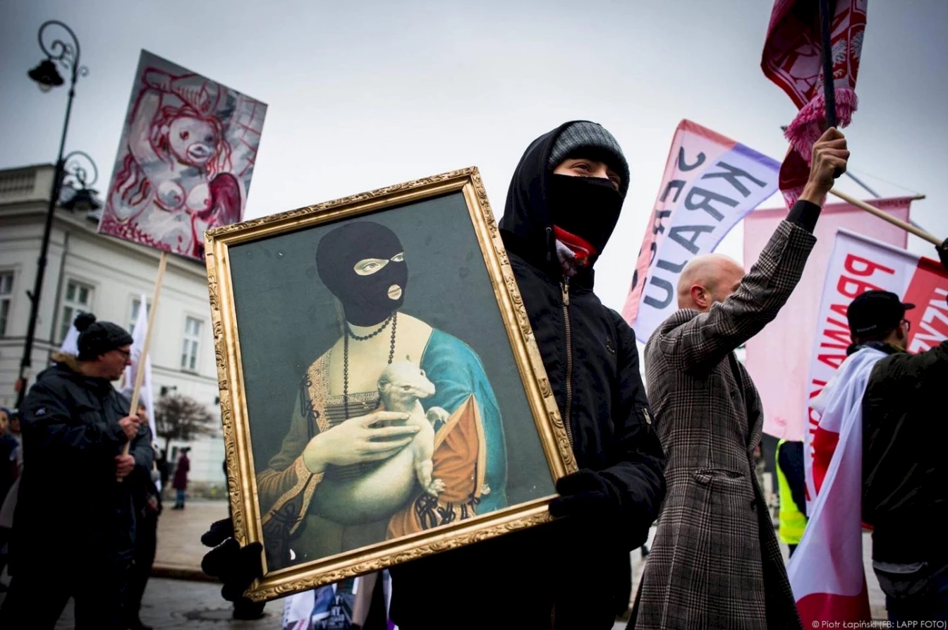 Performance Strike paintings by Arek Pasożyt during the March of 100 Flags organised in commemoration of the 100th anniversary of women's vote, Warsaw 2018, image by Rafał Żwirek
